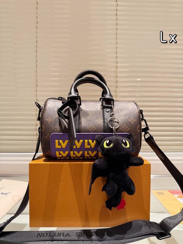 配挂件 配折叠盒 尺寸：25*15Cm Lv Keepall 新品枕头包 黑色牛皮 简直长在我的心头。 男女同款！！！！ 男盆友的新包