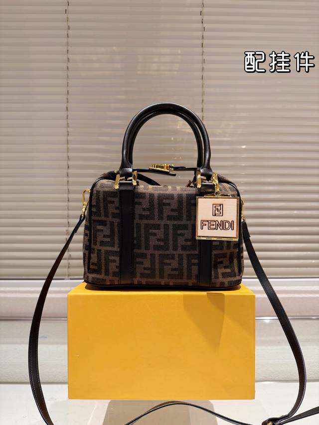 原单品质 Fendi 芬迪这款便当饭盒包虽然方方的，但是它的好处就是，不是定型包，塌塌的懒懒的感觉，很随意，背上身也不会太正式老气，还有容量巨大！F家老花颜色就