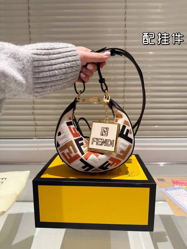 配盒 Size：19 9Cm Fendi 每个角度都敲好看的 新款腋下包 包底的设计简直太爱啦！ 360度无死角！！ 怎么背都美貌时髦