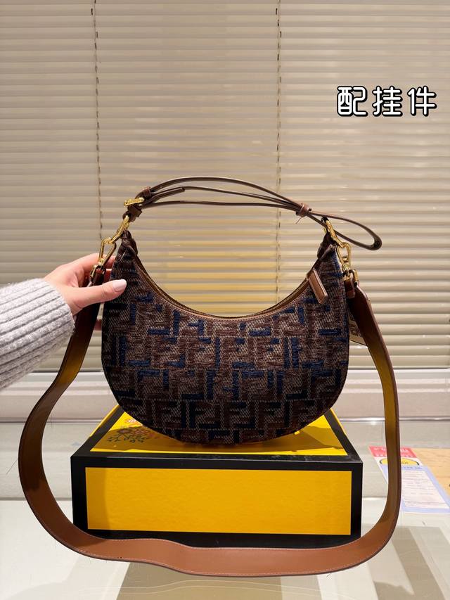 配盒 Size：28 15Cm Fendi 每个角度都敲好看的 新款腋下包 包底的设计简直太爱啦！ 360度无死角！！ 怎么背都美貌时髦