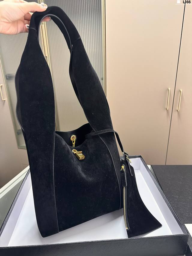 圣罗兰ysl 水桶包 实用又时髦是日常搭配率蛮高的单品 La~ D-66尺寸：28×30配盒