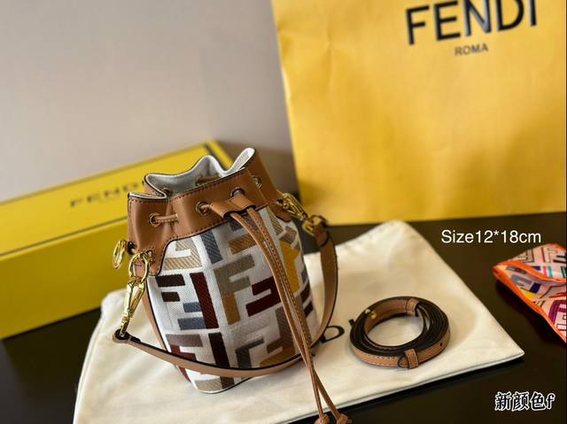 折叠盒 ｜Fendi Mon Tresor小号水桶手袋 年米兰时装周街拍中，潮人们背的最多的包包大概就是fendi芬迪的这款水桶包了。配有抽绳和fend金属标志