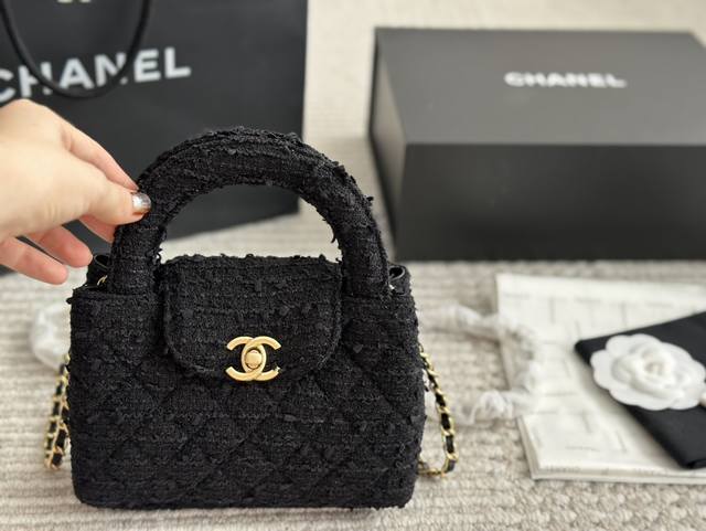 毛呢 Chanel23Kkelly. 上身图来咯chanel新款23K最火的一只包包来咯 Size 19 12Cm完美手机妥妥放下真的复古到不行实物超级精致优雅