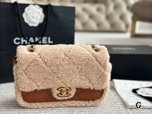 配盒 尺寸 ：25Cm 天冷就要毛茸茸的 Chanel24Kcf泰迪熊大号 秋冬很适合这个焦糖色 沉闷的冬天也会眼前一亮 秋冬随意搭配氛围感直接拉满 毛茸茸质感