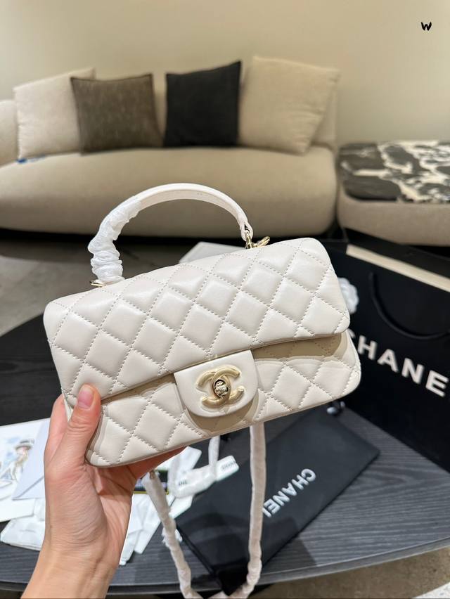 Chanel 新款手柄cf 经典的classic Flap大mini出手柄款的啦它s: 有一种大mini与coco Handle的结合体的赶脚 经典与端庄休闲，