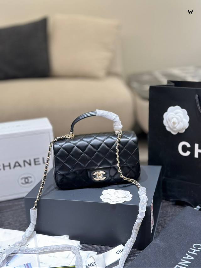 Chanel 新款手柄cf 经典的classic Flap大mini出手柄款的啦它s: 有一种大mini与coco Handle的结合体的赶脚 经典与端庄休闲，