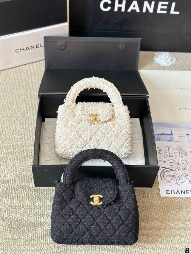 毛呢 Chanel23Kkelly. 上身图来咯chanel新款23K最火的一只包包来咯 Size 19 12Cm完美手机妥妥放下真的复古到不行实物超级精致优雅