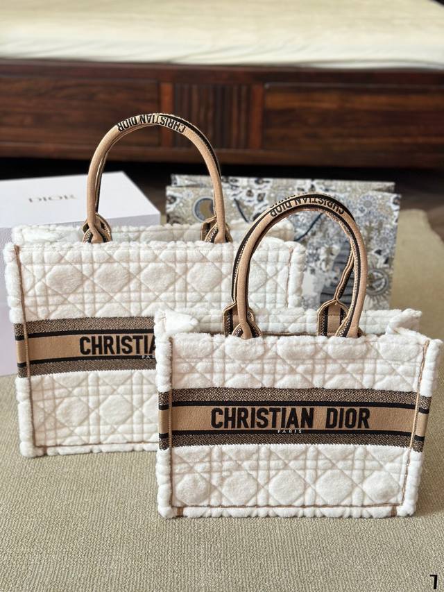 原单 冬天就要毛绒绒呀紫 #Dior24冬新款托特 这款大号 Dior Book Tote 采用米色皮毛一体面料精心制作，通体饰以标志性的藤格纹图案刺绣，正面饰