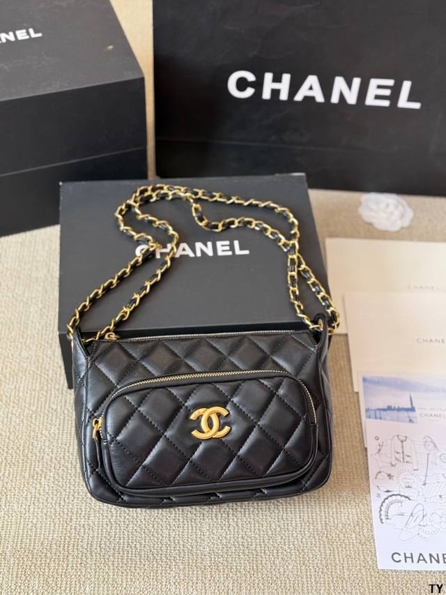 Chanel 相机包 慵懒随性又好背 上身满满的惊喜 高级慵懒又随性 彻底心动的一只 Size：25 20Cm