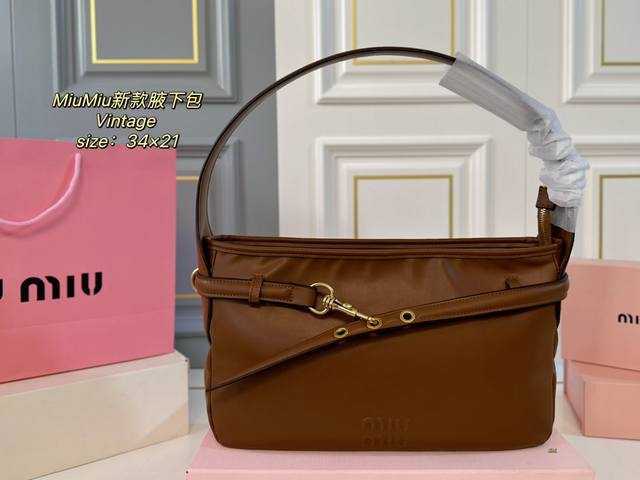 配盒 Size：34×21 Miumiu缪缪新品25Vintage春款腋下包 随性时髦的感觉，包型很nice～ 简单拎着就能显现出不经意的高级感 皮质软糯 手感