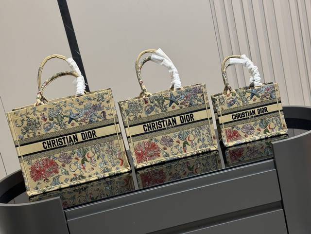 配折叠盒丝巾 Dior 原版布提花 Dior Book Tote今年最喜欢的一款购物袋 Tote我用的次数最多的包 迪奥因为容量超级大 不管什么东西都向里面放