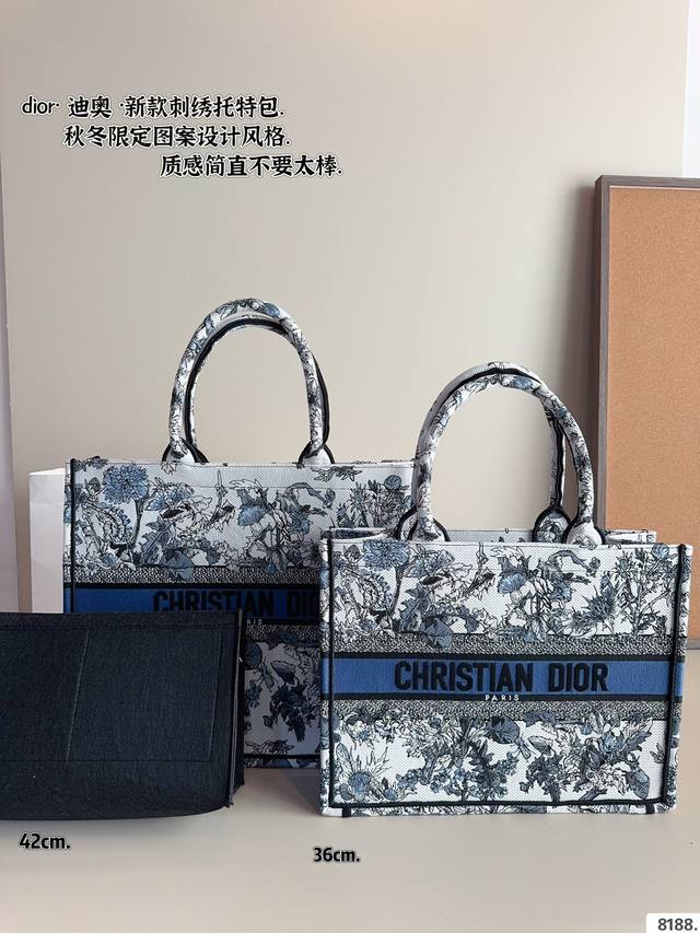 配内胆. 迪奥 托特包 系列. 这款 Dior Book Tote 手袋由 Dior女装创意总监玛 丽亚 嘉茜娅蔻丽 Maria Grazia Chiuri 设