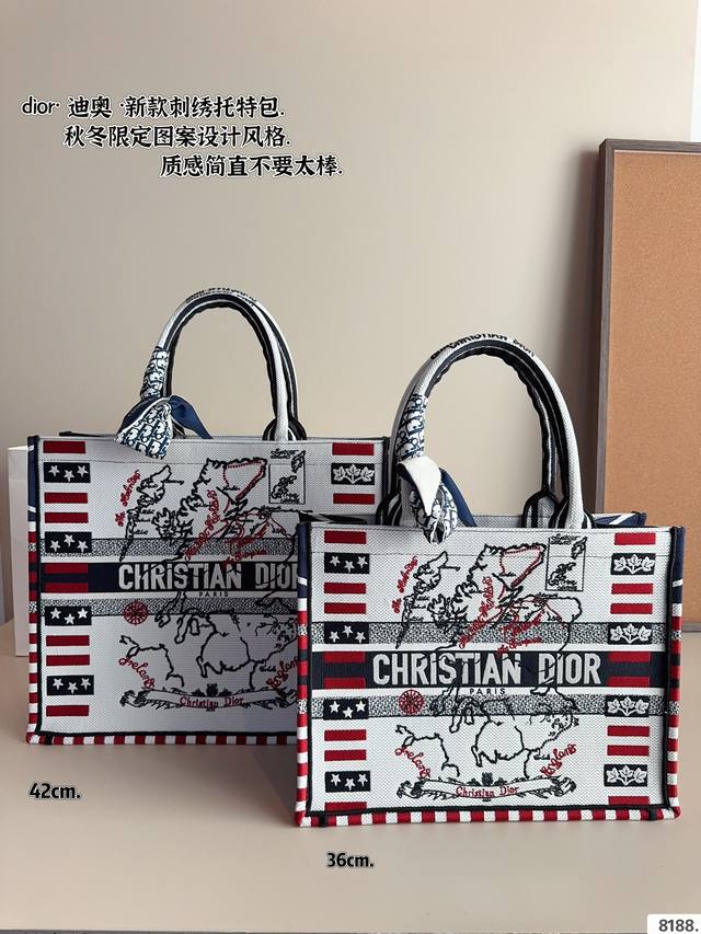 配内胆. 迪奥 托特包 系列. 这款 Dior Book Tote 手袋由 Dior女装创意总监玛 丽亚 嘉茜娅蔻丽 Maria Grazia Chiuri 设