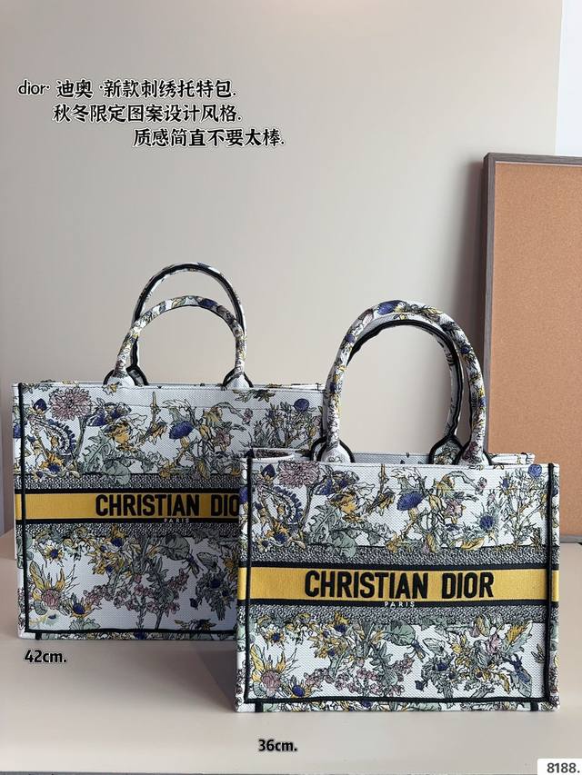 配内胆. 迪奥 托特包 系列. 这款 Dior Book Tote 手袋由 Dior女装创意总监玛 丽亚 嘉茜娅蔻丽 Maria Grazia Chiuri 设