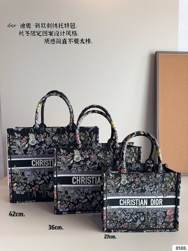 配内胆. 迪奥 托特包 系列. 这款 Dior Book Tote 手袋由 Dior女装创意总监玛 丽亚 嘉茜娅蔻丽 Maria Grazia Chiuri 设