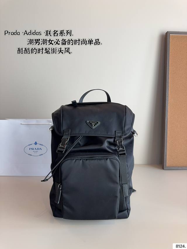 普拉达 双肩包 Prada& Adidas联名款 经典黑银prada 简约又时尚 简约设计容量还大 高级又有格调 搭什么衣服都不会出错~尺寸：28*13*47C