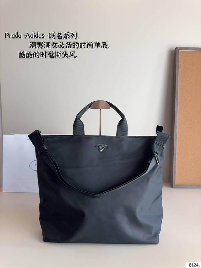 普拉达 托特包 Prada& Adidas联名款 经典黑银prada 手提小托特 简约设计容量还大 高级又有格调 搭什么衣服都不会出错~尺寸：37*16*50C