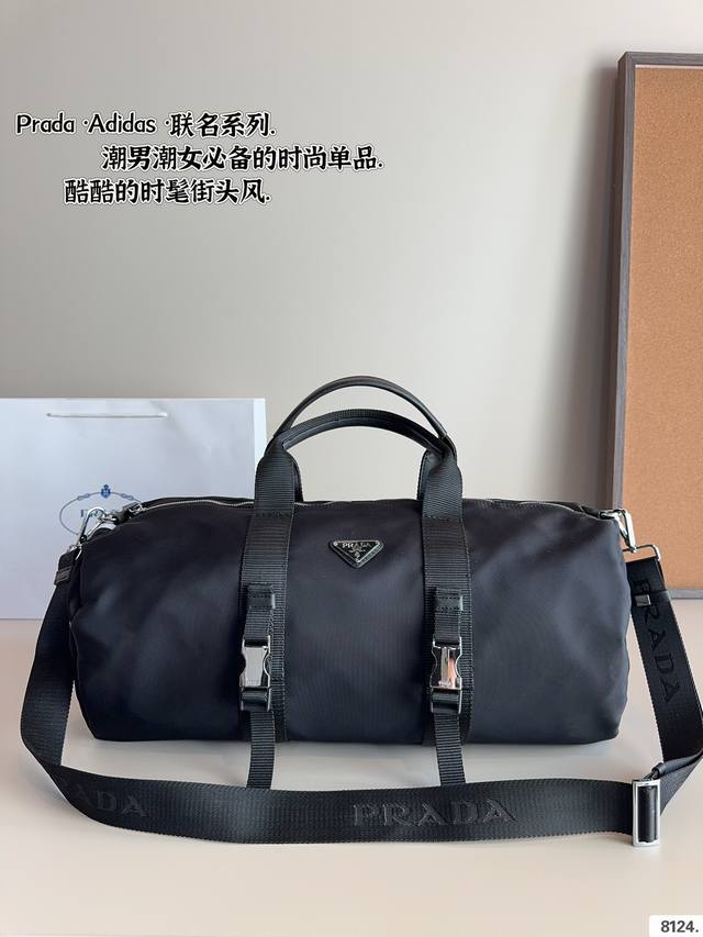 普拉达 旅行袋prada& Adidas联名款 大容量 度假旅行必备 时尚达人必备单品之一 实物绝对惊艳到你尺寸：48*20Cm