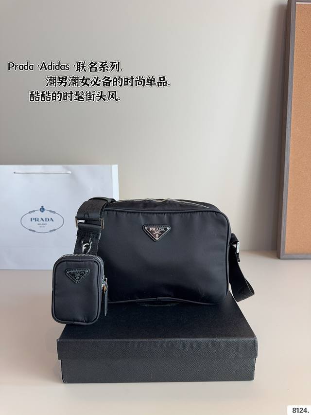 配礼盒. 普拉达 相机包prada& Adidas联名款 干干净净 简简单单 搭配休闲风的穿搭 舒适又有活力尺寸：25*17Cm