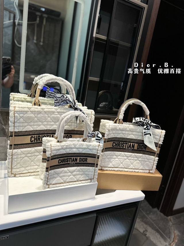 礼盒包装 Dior托特tote 配有斜挎肩带 超实用的3个尺寸 新颜色购物袋~ 出游必备单品！ 尺寸 26Cm小 35Cm中 41Cm大