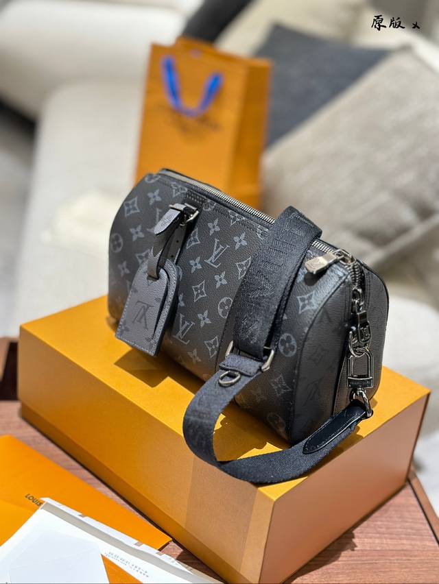 新款lv Keepall 25黑灰老花 Lv新一届男包主力要来啦 新款 男包keepall 25 用了city Keepall的尼龙背带和行李牌挂件，加上 Ke