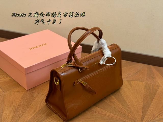 配盒 Size：34.21Cm Miumiu保龄球 公文包 包包甜度刚好！ 很难不爱啊啊！ 可手拎也可斜挎 绝对不是小废包哦容量足足的~~ 出场就是miumiu