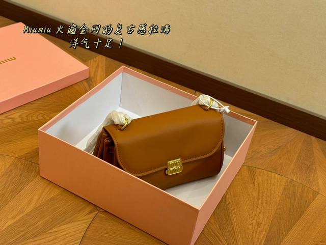 配盒 Size：25*15Cm Miumiu 法棍包包， 特别喜欢这个宽肩带的设计！ Miumiu的坑真的好仙女好好看！ 真的很有质感！ 可斜挎可手拿可单肩，