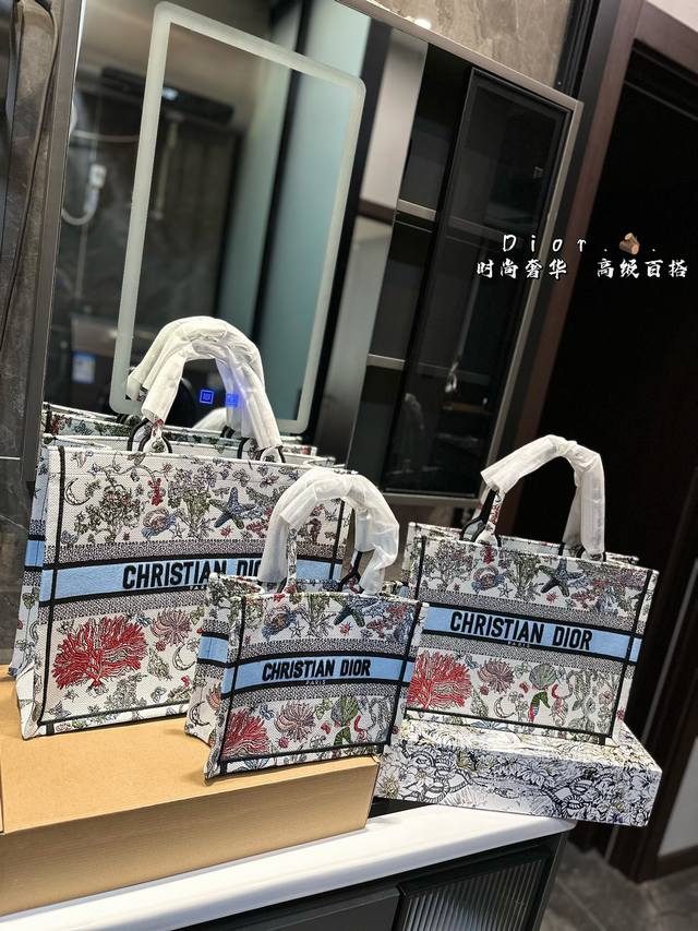 Dior 提花 托特包 Dior Book Tote今年最喜欢的一款购物袋 Tote我用的次数最多的包，因为容量超级大，不管什么东西都向里面放，当然凹造型也是必