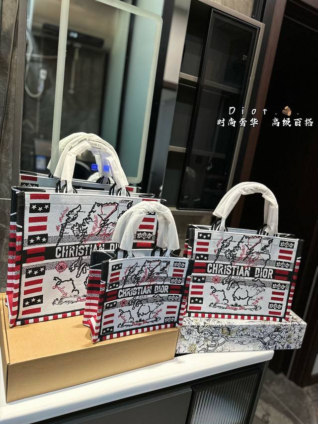 Dior 提花 托特包 Dior Book Tote今年最喜欢的一款购物袋 Tote我用的次数最多的包，因为容量超级大，不管什么东西都向里面放，当然凹造型也是必