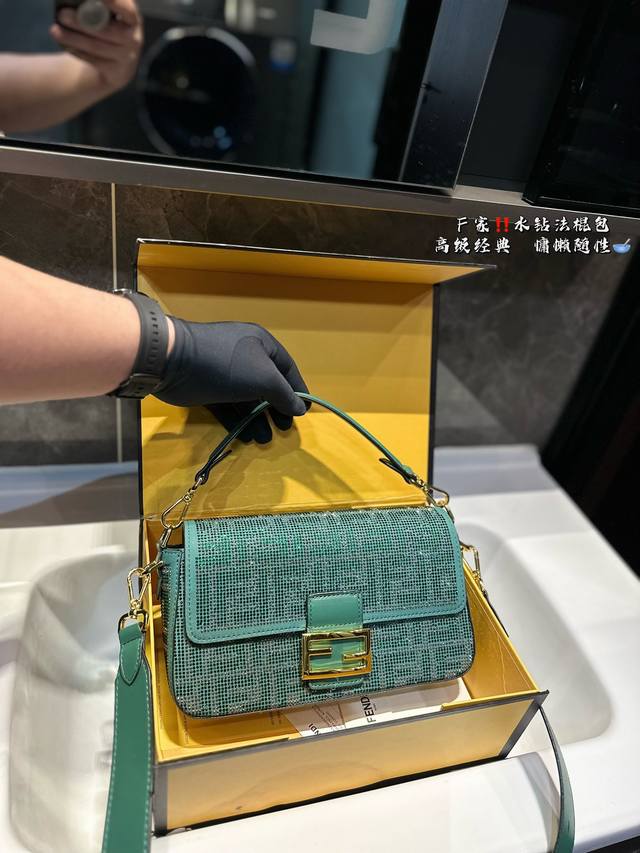 Fendi Vintage法棍包 2024年米兰时装周街拍中，潮人们背的最多的包包大概就是fendi芬迪的这款腋下包了 经典布料 有种慵慵懒懒的街头风。戚薇、R