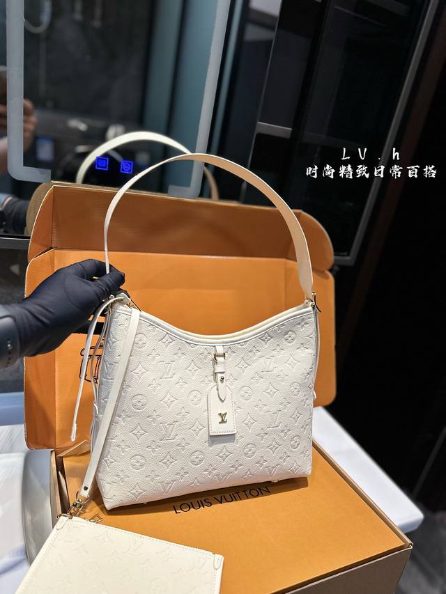 Lv的压花carry 如果喜欢容量大的， Carry 不能错过 带可拆卸内袋，可改造 侧面肩蒂长短可调节 尺寸30 27