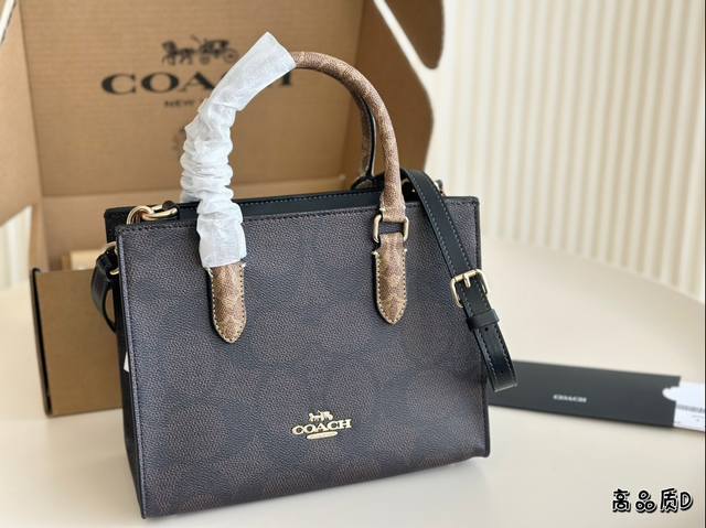 飞机盒 Coach 12月新品 Maggie Tote 奶茶色 Coach 12月份新品maggie Tote 来报道比较方正的包型设计，更加简约大气包包可手提