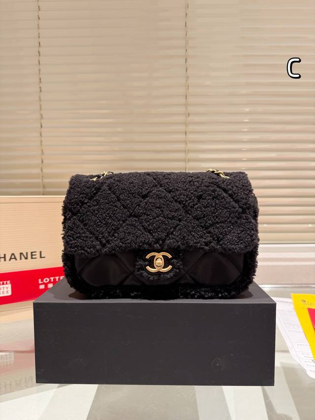 配盒 尺寸 ：25Cm 天冷就要毛茸茸的 Chanel24Kcf泰迪熊大号 秋冬很适合这个焦糖色 沉闷的冬天也会眼前一亮 秋冬随意搭配氛围感直接拉满 毛茸茸质感