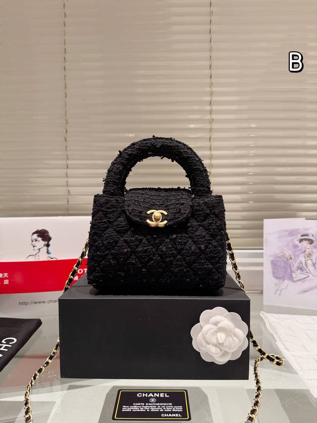 毛呢 Chanel23Kkelly. 上身图来咯chanel新款23K最火的一只包包来咯 Size 19 12Cm完美手机妥妥放下真的复古到不行实物超级精致优雅