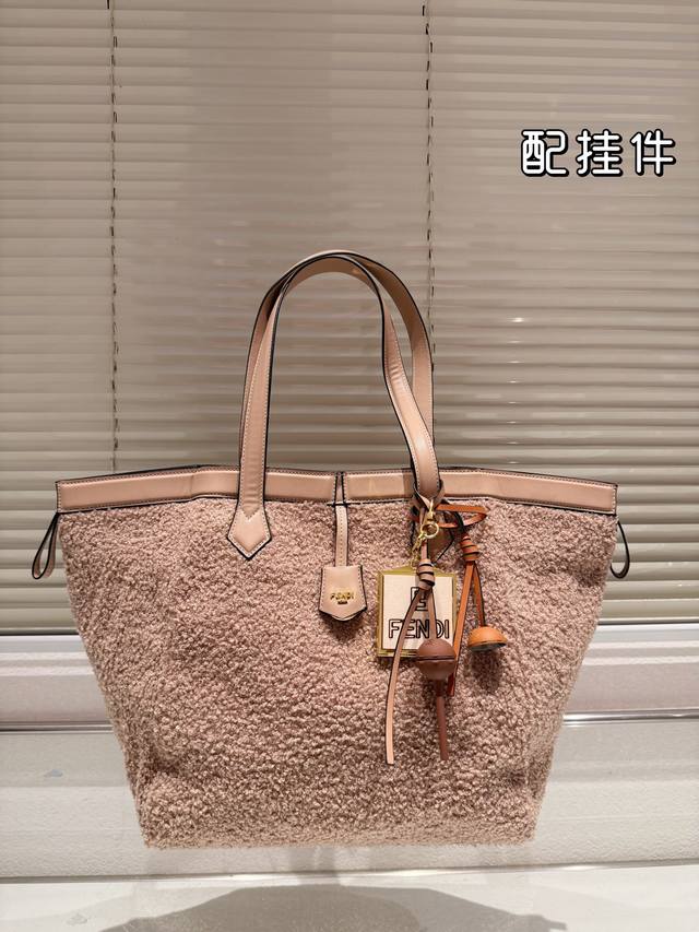 配挂件 Size：29 30Cm Fendi 每个角度都敲好看的 新款托特包 包底的设计简直太爱啦！ 360度无死角！！ 怎么背都美貌时髦