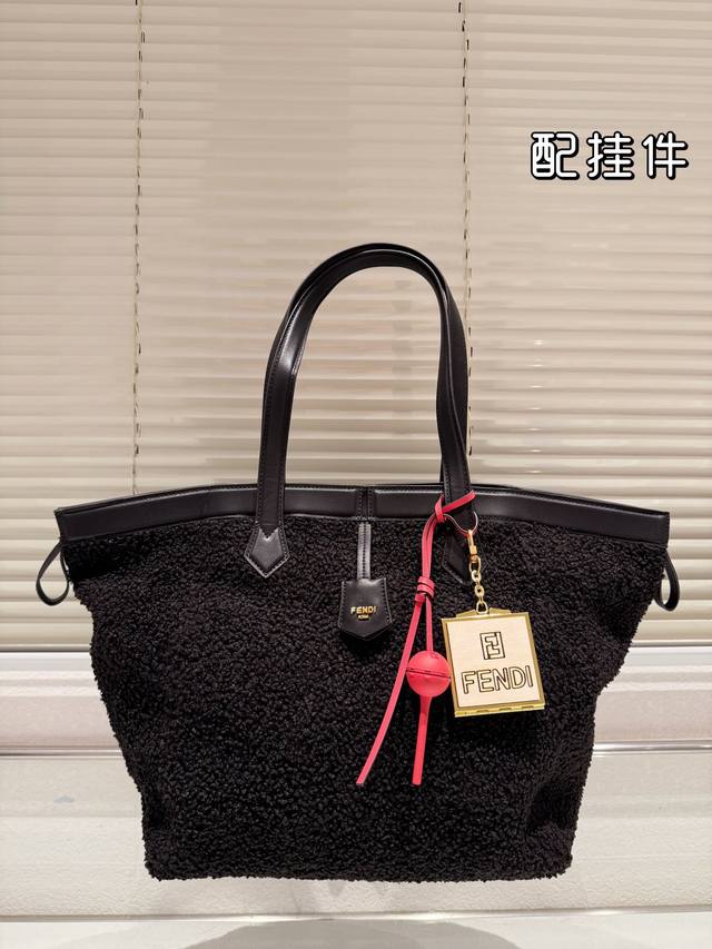 配挂件 Size：29 30Cm Fendi 每个角度都敲好看的 新款托特包 包底的设计简直太爱啦！ 360度无死角！！ 怎么背都美貌时髦