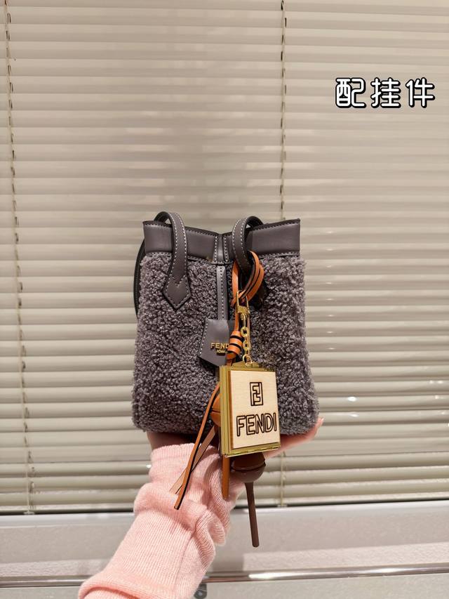 配挂件 Size：19 15Cm Fendi 每个角度都敲好看的 新款腋下包 包底的设计简直太爱啦！ 360度无死角！！ 怎么背都美貌时髦