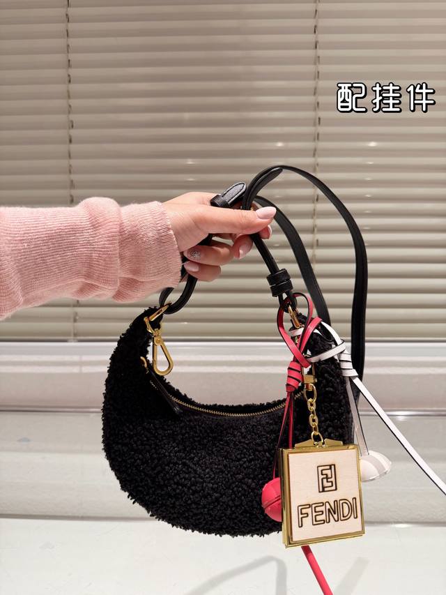 配挂件 Size：19 9Cm Fendi 每个角度都敲好看的 新款腋下包 包底的设计简直太爱啦！ 360度无死角！！ 怎么背都美貌时髦