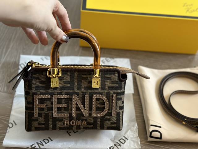 配盒 Size：19*12 Cm Fendi F家 真的好q啊， 太喜欢！ 满满的度假风， 虽然小但是也特别能装， 超级轻巧的一款小包包，还可以斜挎哟！