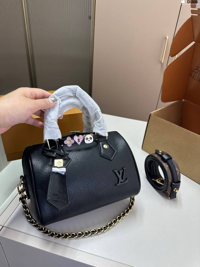 Lv Speedy20枕头包 满足日常需求上 搭配了精致小巧可自行多种穿戴方式的配饰 经典重现 轻便又时尚 D-306尺寸20.10.13折叠盒飞机盒