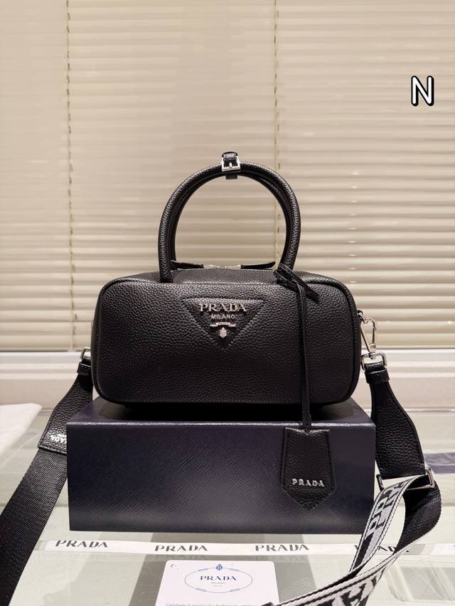 配盒 Size：23*11Cm 给自己一个prada 包包 Prada 新款牛皮材质 配有织物长肩带可调节设计。 保龄球款型 太完美啦！