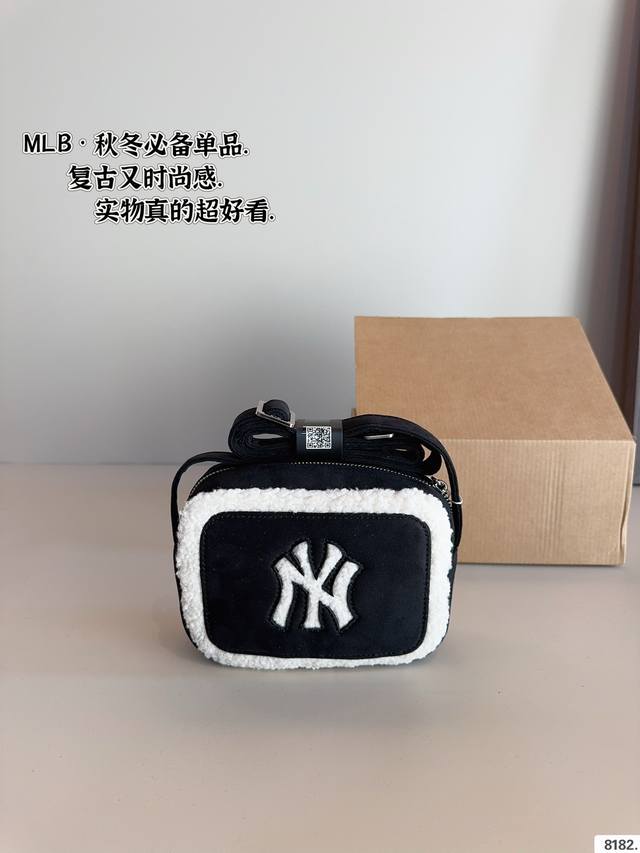 配礼盒 Mlb 麂皮绒相机包 斜挎包. 又美又a的 肩带可调节. 容量也非常可以 Mlb更加适合春夏 很是清爽！尺寸：17*5*12Cm