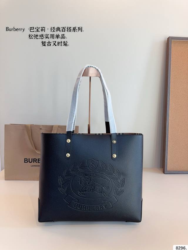 Burberry 巴宝莉托特包 格纹购物袋 简直不要太好看. 春夏必备款 上身真的很好看经典气质款 日常出行 容量很大 尺寸: 35*12*30Cm