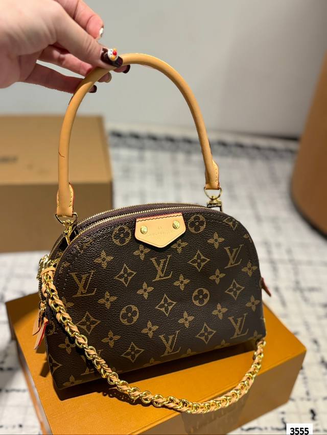 Lv双层贝壳包 Lv 路易威登 贝壳包 新品系列最新teddy系列 搭配起来超级美腻 超级推荐 走秀款同步 上身效果好 原版五金带logo 超级洋气 奢华高贵的