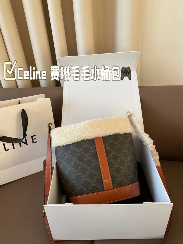 Size：19*22Cm Celine 赛琳水桶包配毛毛 一直很喜欢老花的包 经久耐看 复古印花图案 有着高颜值的复古文艺气息