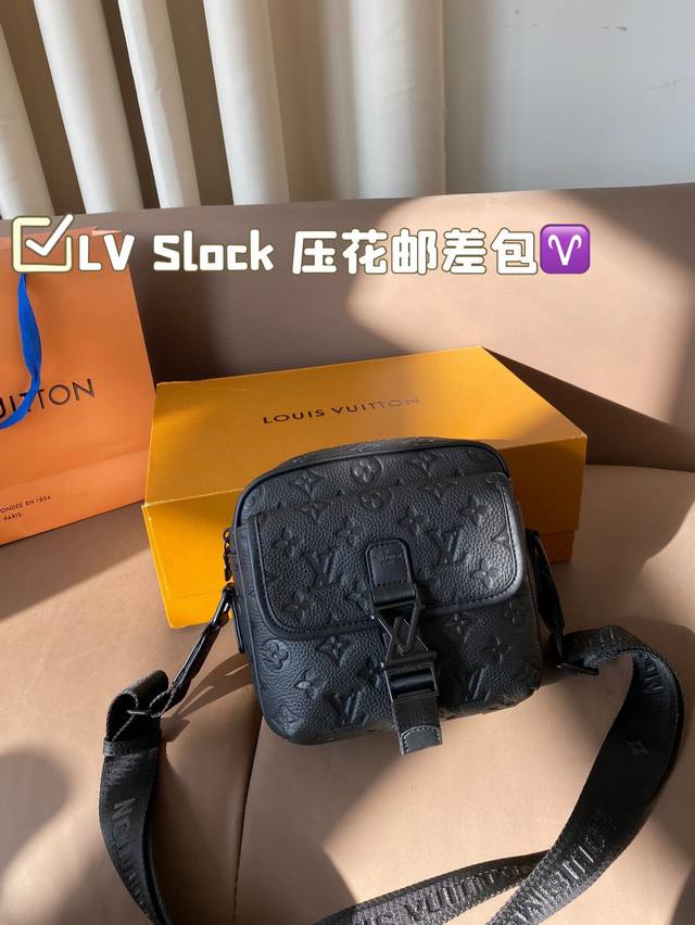 全套包装尺寸18Cm Lv Slock 压花邮差包 百搭到没朋友 就是酷 时尚感超强 辦识度很高 方方正正很能装，上身也帅气