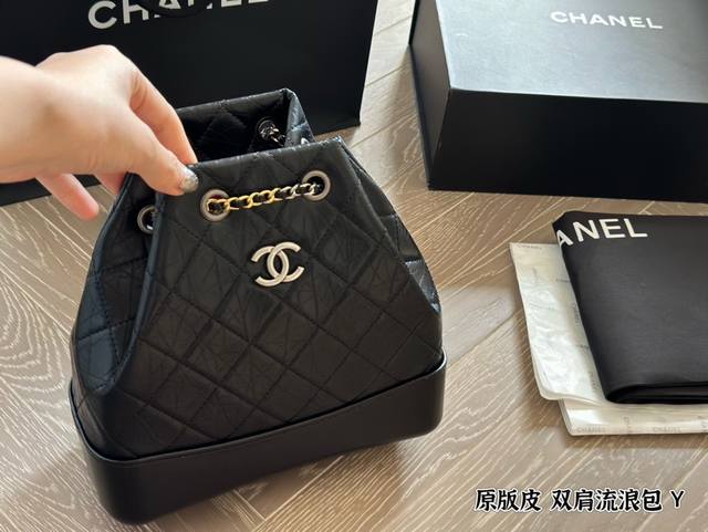 原版皮 香奈儿chanel Gabrielle流浪双肩包 Chanel Gabrielle双肩包是可以很久的双肩流浪包。这款双肩包没那么容易撞大街 有-丢丢复古