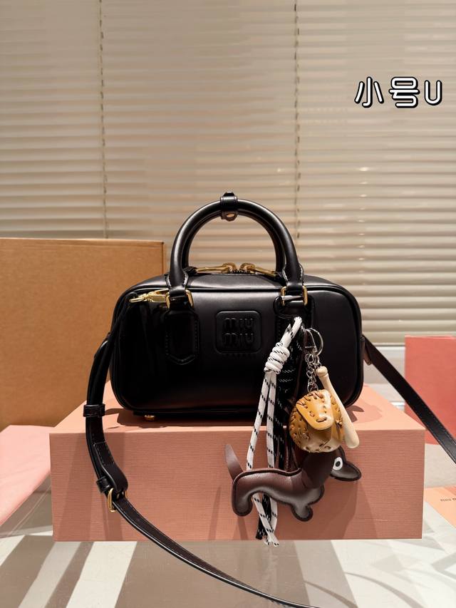 牛皮 配礼盒 Miumiu限定款相机包 简单又好看 Miumiu而且超级实用， #Miumiu新款包包 尺寸小号23.12Cm