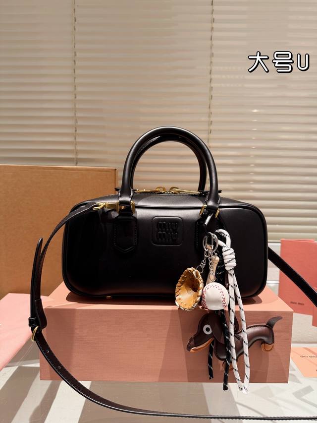 牛皮配挂件 配礼盒 Miumiu限定款相机包 简单又好看 Miumiu而且超级实用， #Miumiu新款包包 尺寸大号28 13Cm