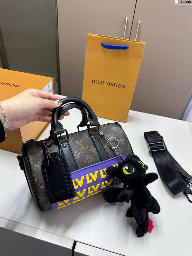 Lv “ Rubber”系列枕头包 Lv “ Zoom With Friends”系列 本款 Keepal Nano男女同款手袋为品牌于 1930年推岀的初始柔